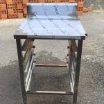 BÀN CÓ KỆ RACK ĐỂ KHAY 
