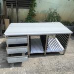 BÀN THAO TÁC CÓ 6 HỌC KÉO VÀ KỆ RACK
