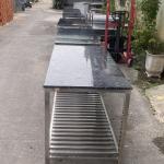 BÀN INOX ỐP ĐÁ KIM SA CÓ KỆ SONG DƯỚI
