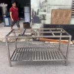 BÀN INOX ỐP ĐÁ KIM SA CÓ KỆ SONG DƯỚI