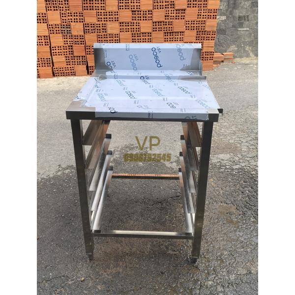 BÀN CÓ KỆ RACK ĐỂ KHAY 